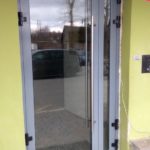 Алюминиевая дверь в подъезд